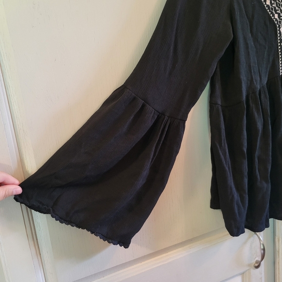 Knox Rose Black Embroidered Long Sleeve Boho Babydoll Peasant Top - Picture 3 of 6